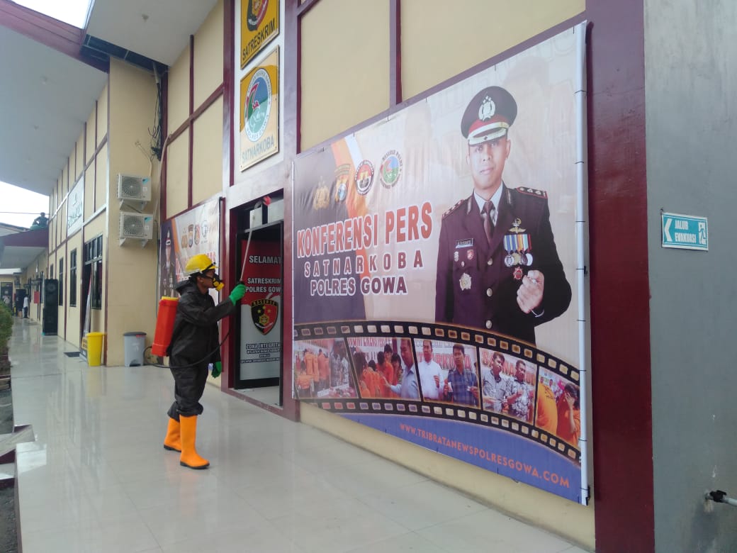 Cegah Covid-19, Mapolres Gowa Rutin Disemprot Cairan Disinfektan