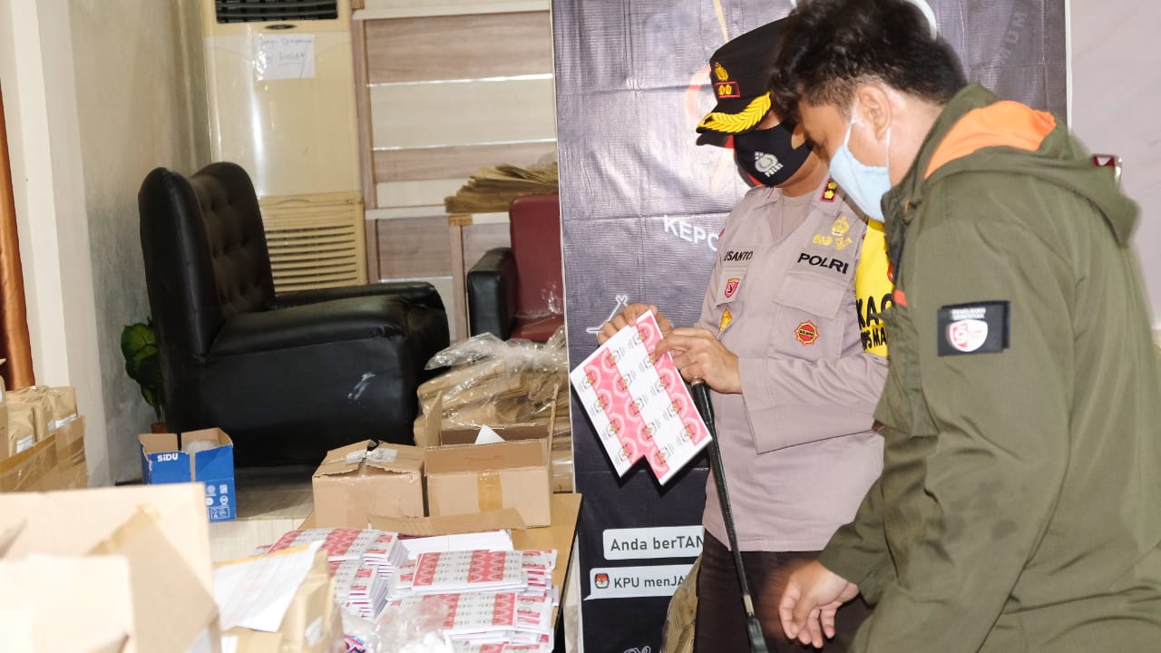 Pastikan Pilkada Berjalan Aman, Kapolres Gowa Cek Logistik Pilkada di KPU