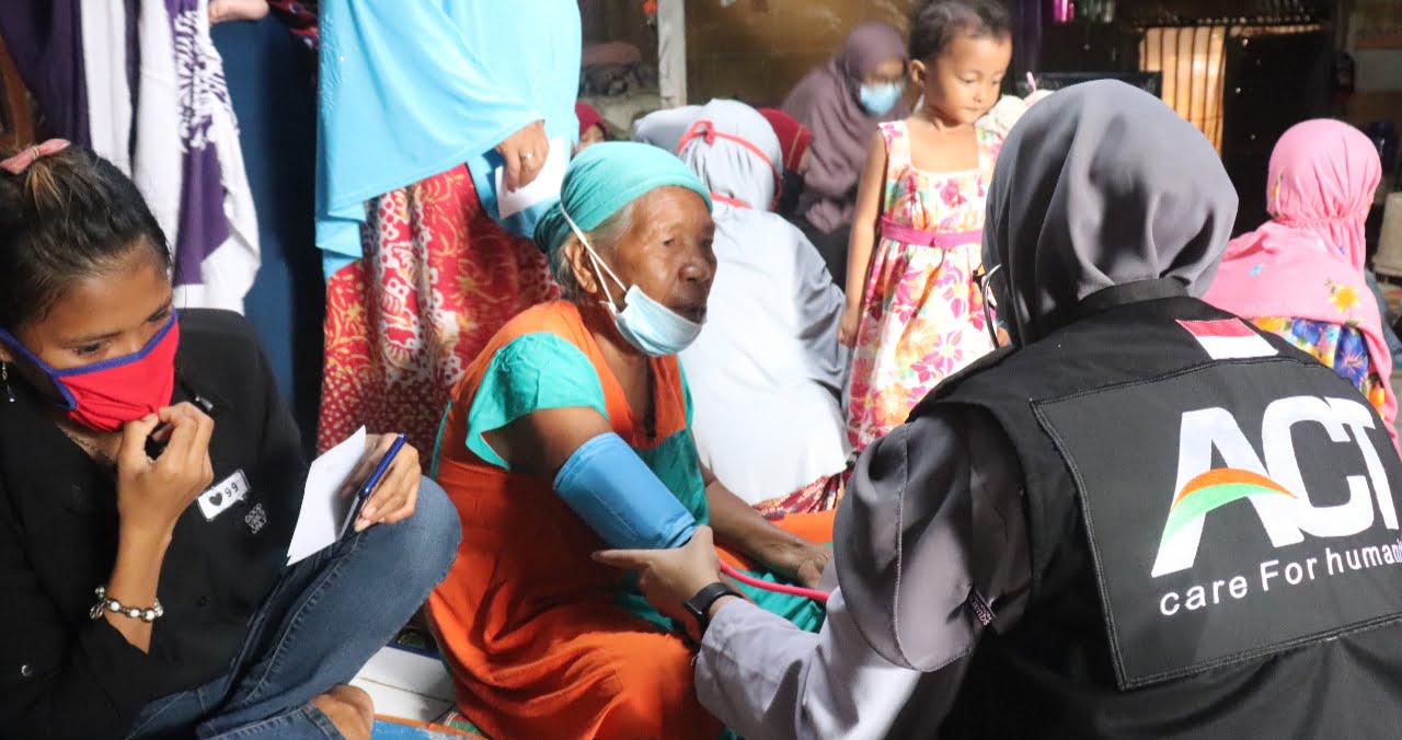 Warga Pandang Makassar Periksa Kesehatan Gratis di Layanan Humanity Medical Services
