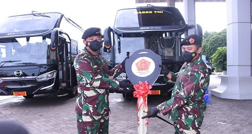 Panglima TNI Serahkan Bantuan Kendaraan Operasional