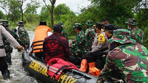 Marsekal TNI Hadi Tjahjanto Turun Langsung ke Lokasi Banjir di Tanah Laut
