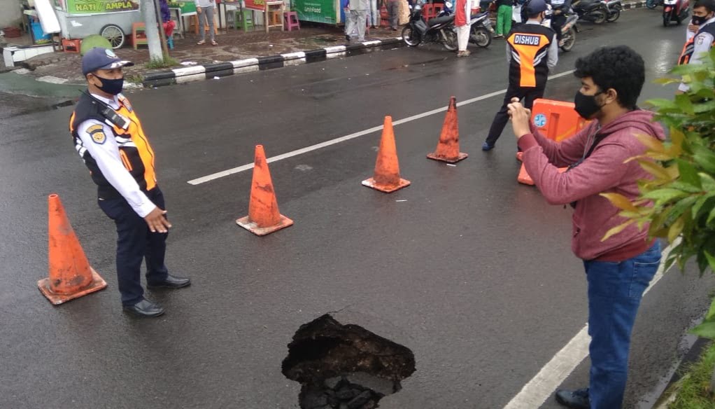 Jalan Penghibur Kembali Ambles Diduga Karena Abrasi, Kadis PU: Senin Dikerjakan