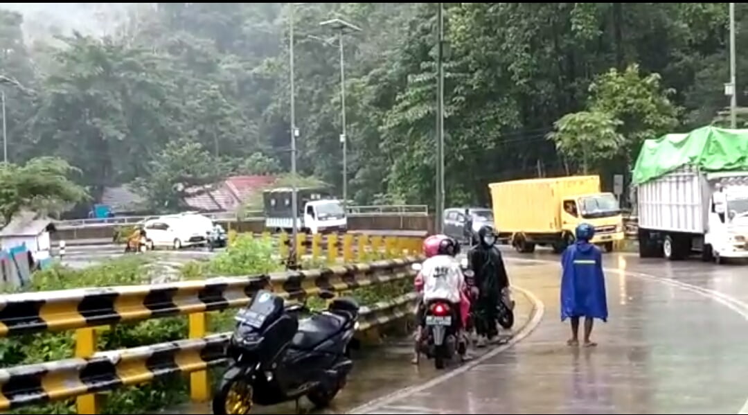 Longsor di Area Jembatan Layang Pattunuang, Kapolres Maros Terjun ke Lokasi