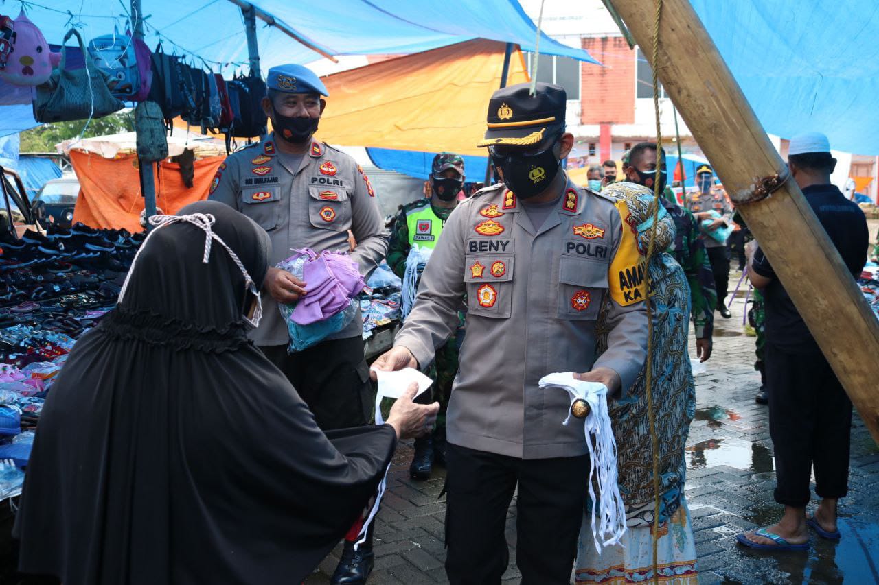 Polres Takalar Bagikan 1.999 Masker Secara Serentak