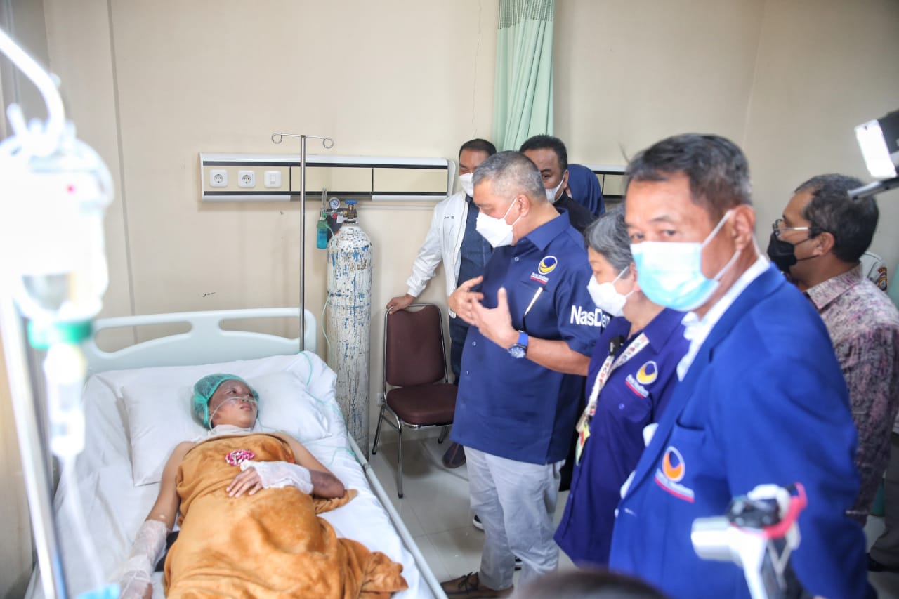 Waketum NasDem Jenguk Korban Bom Gereja Katedral Makassar