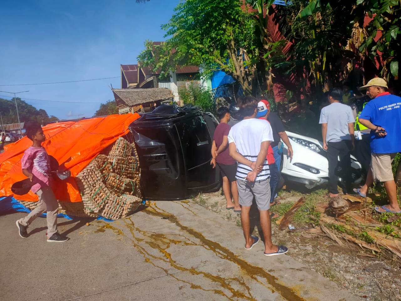 Mobil Pick Up Bermuatan Telur Terbalik di Barru