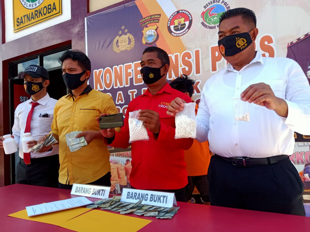 Kuasai Ribuan Obat Daftar “G”, Buruh Bangunan Dibekuk di Atap Rumah