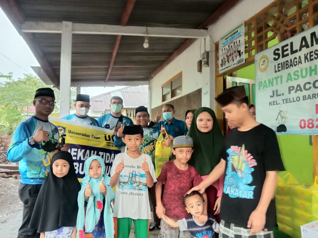 Unifa Cycling Club Bagi-bagi Takjil di Jalan dan Panti Asuhan