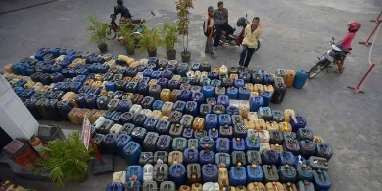 Ternyata Ini Alasan Isi Bensin Pakai Jeriken Plastik Dilarang