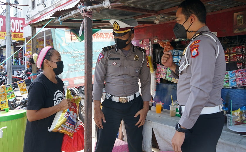 Tidak Hanya Bersedekah, Polantas Polda Sulsel Aktif Ingatkan Masyarakat Patuhi Prokes