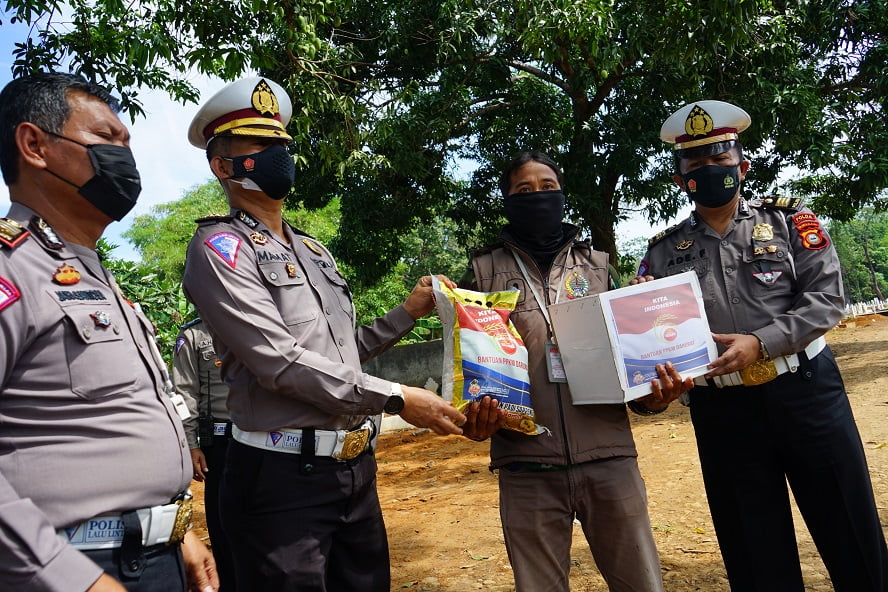 Berikan Bantuan PPKM Mikro, Polisi Sasar Penggali Kubur Makam Covid-19