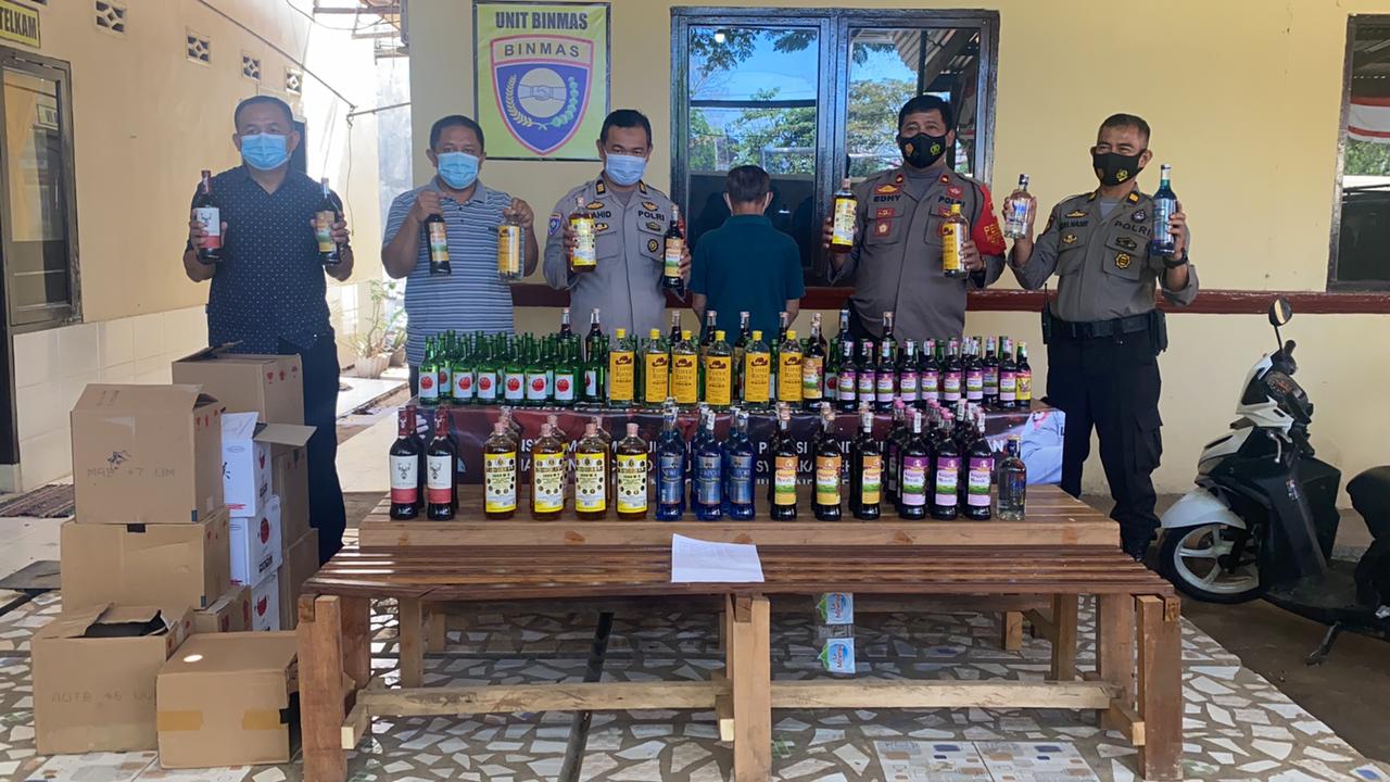 Polisi Bongkar Penjual Miras Berkedok Warung Kelontong di Makassar