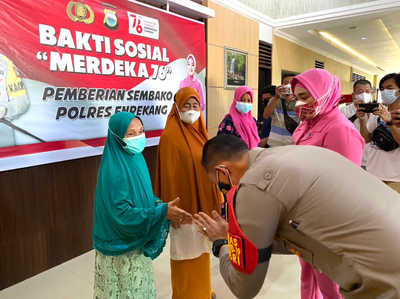 Kapolres Enrekang Gelar Baksos Hari Kemerdekaan dengan Membagikan Sembako