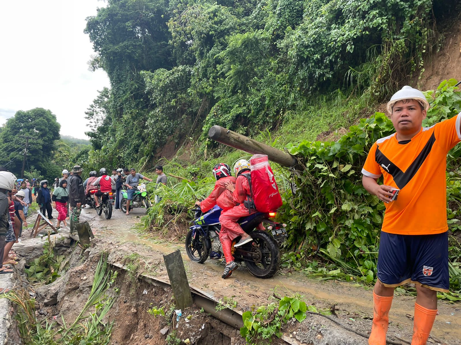 Curah Hujan Tinggi, Jalan Trans Sulawesi di Enrekang Longsor