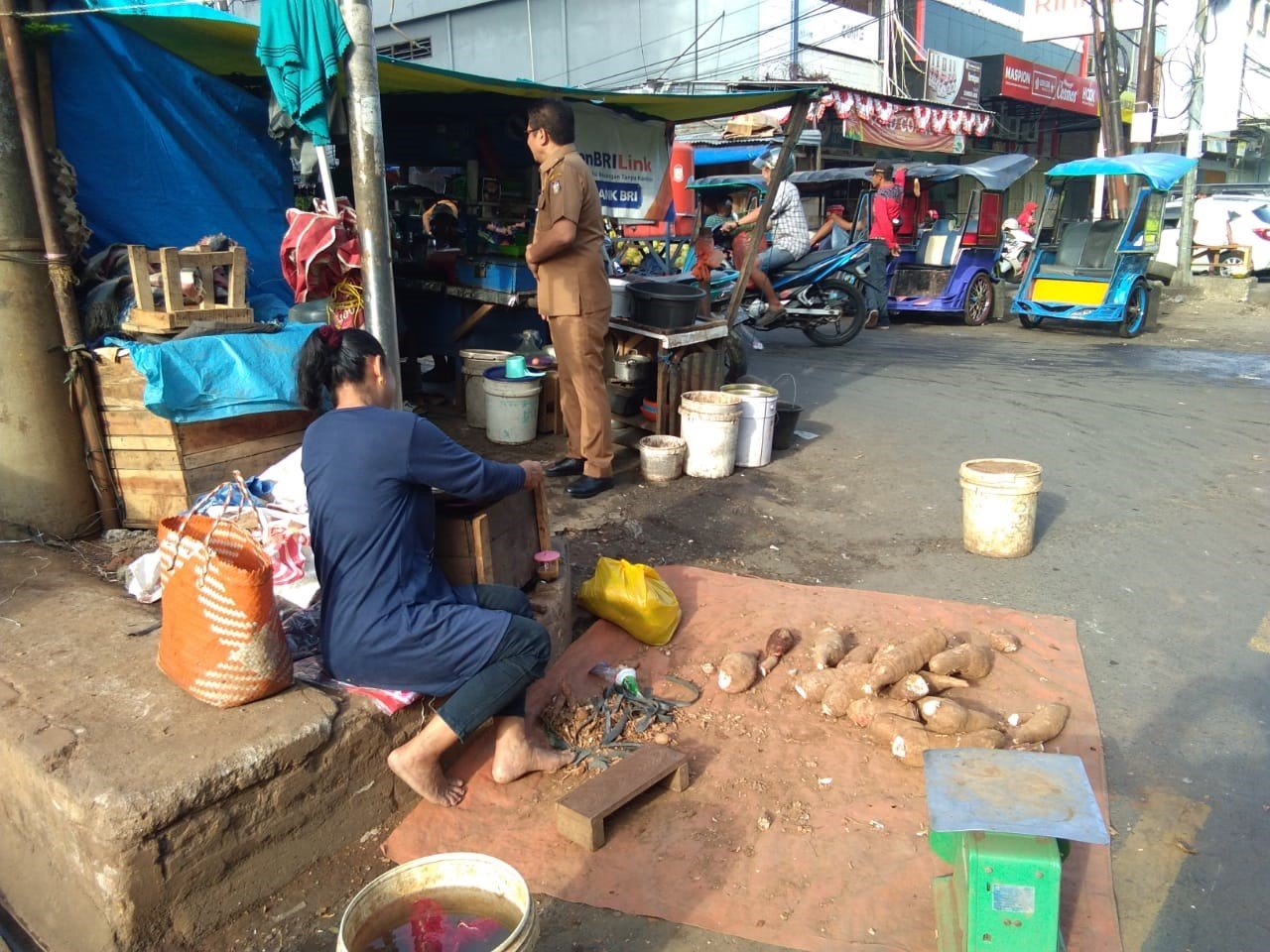 Camat Bontoala Tegur PKL Agar Tak Gunakan Bahu Jalan