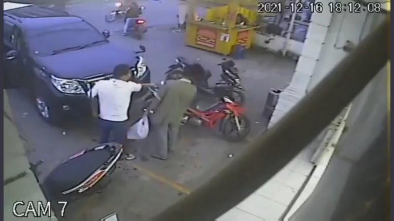 Viral Video Aksi Arogan Pengendara Mobil Terekam CCTV Aniaya Pengendara Motor di Indomaret