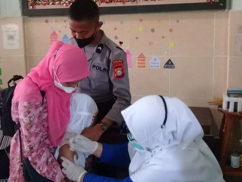Personel Ditsamapta Polda Sulsel Ikut Back Up Kelancaran Vaksinasi Anak SD