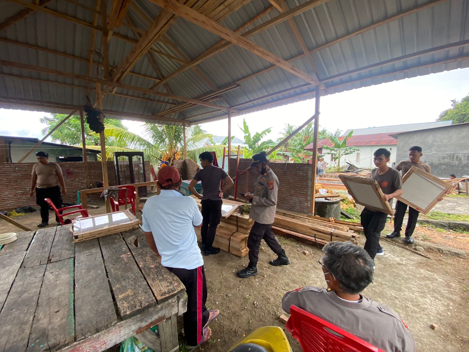 Polda Sulbar Renovasi Rumah Warga yang Tidak Layak Huni