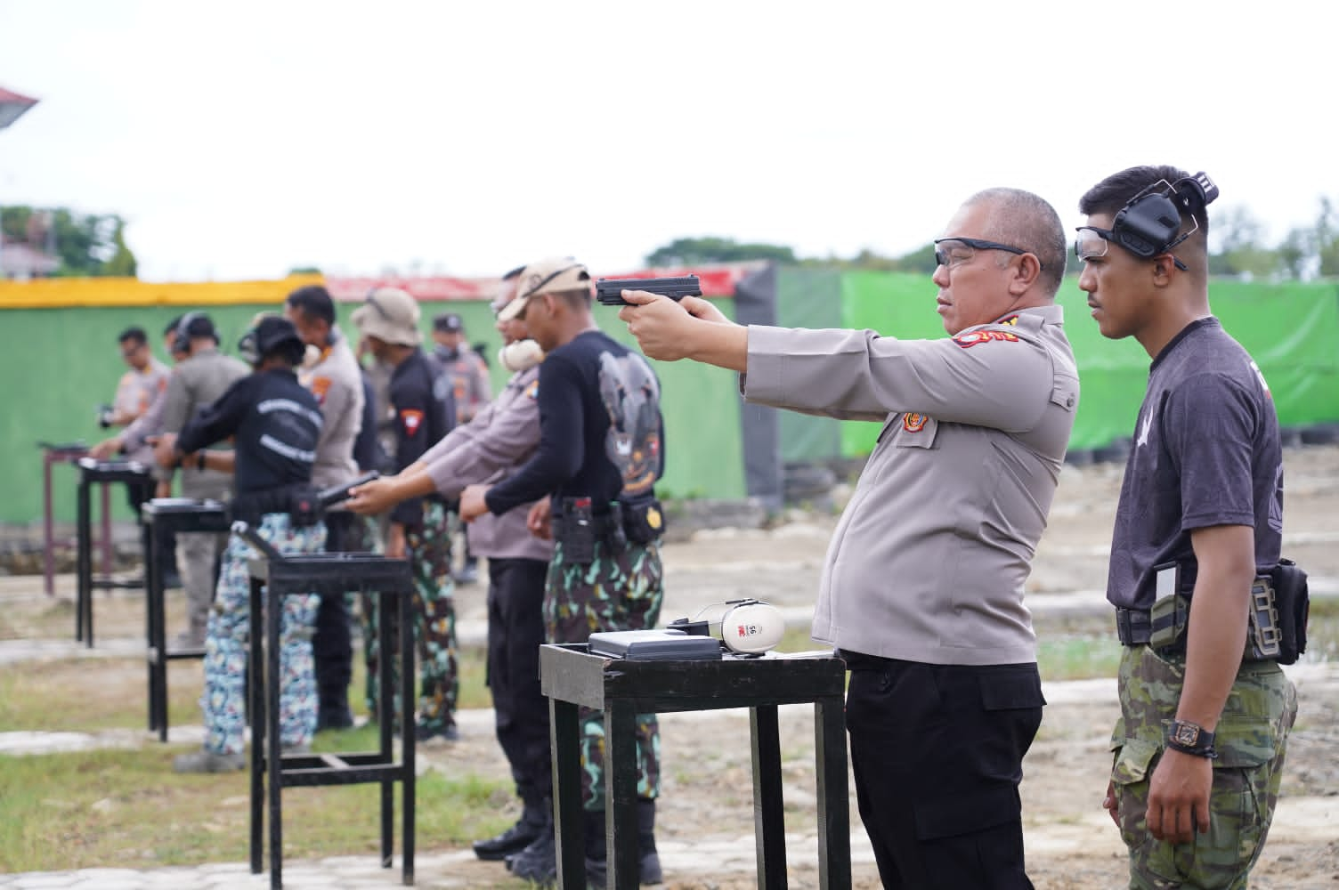 Latihan menembak polda sulbar