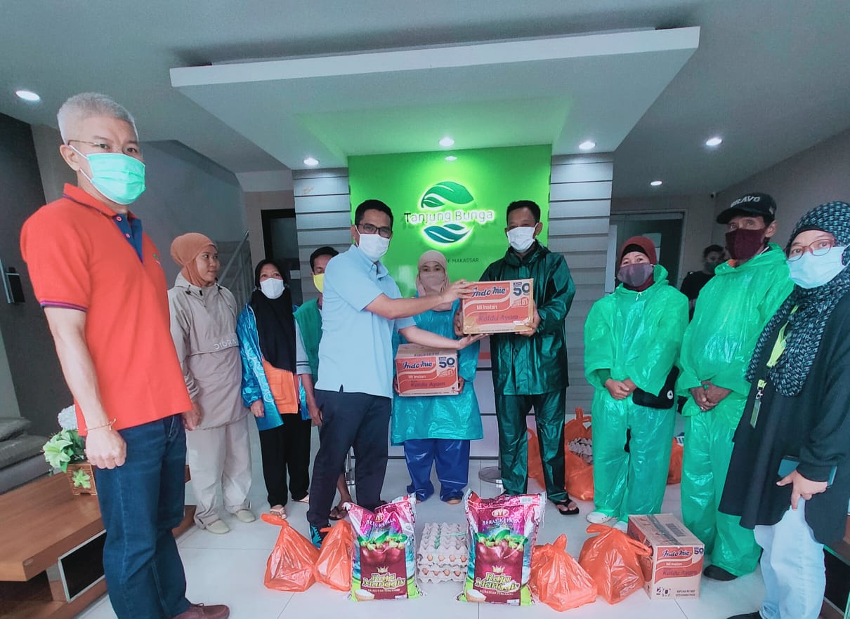 GMTD Berbagi Senyum Paket Sembako untuk Petugas Kebersihan