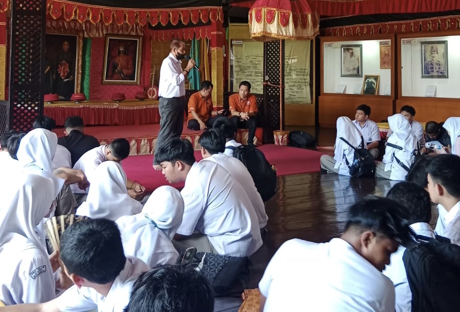 Kenal Kearifan Lokal, Siswa SMA Islam Athirah Bukit Baruga Kunjungi Museum Balla Lompoa