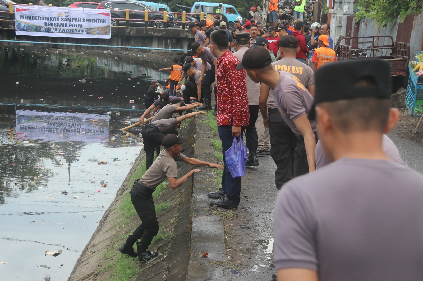 Peduli Terhadap Lingkungan, Jajaran Polda Sulsel Membersihkan Sampah Secara Serentak
