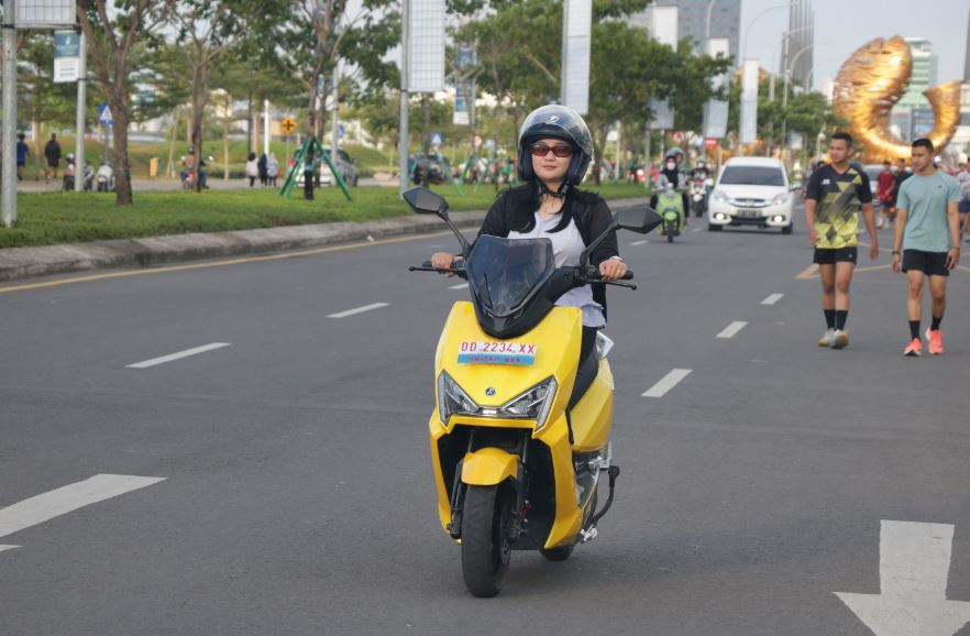 Kalla Kars Hadirkan Test Ride Motor Listrik Gratis bagi Pengunjung CPI