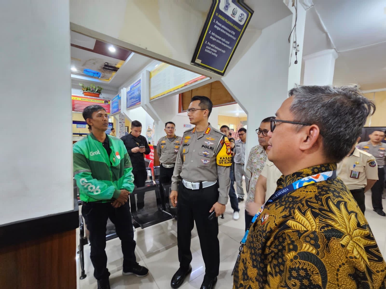 Pastikan Pelayanan Selalu Prima, Dirlantas Polda Sulsel Sidak ke Samsat Makassar