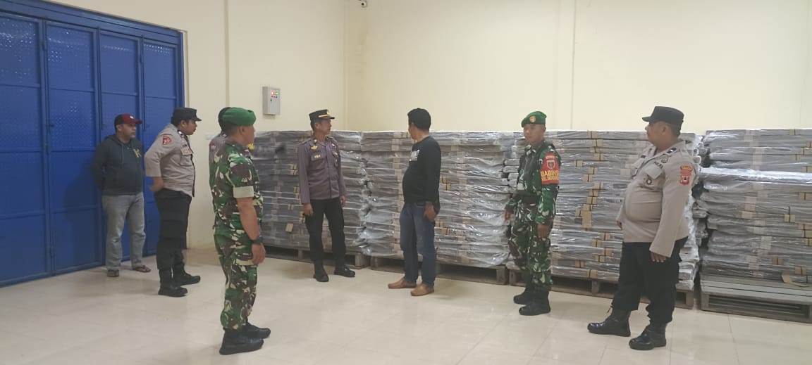Antisipasi Gangguan di Malam Akhir Pekan, Personel Polsek Maritengngae dan Koramil Gelar Patroli