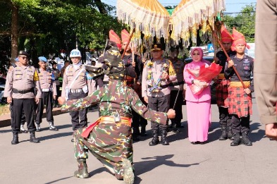 Kapolda Sulsel Irjen Pol Andi Rian Disambut Tradisi Angngaru