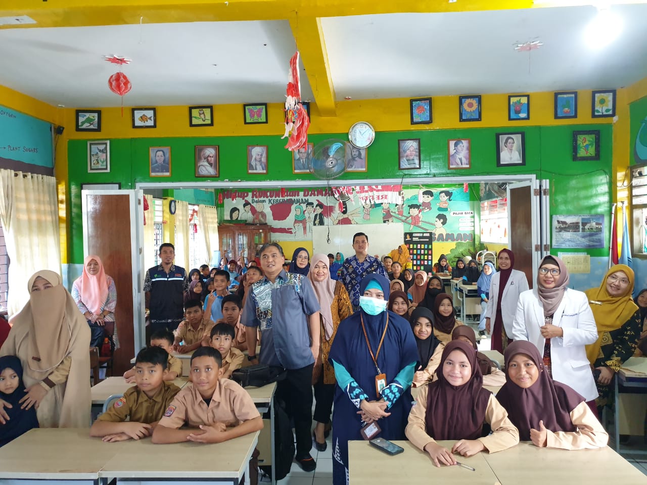 Alumni FK Unhas Angkatan 92 Gelar Bakti Sosial Sasar Puskesmas hingga Sekolah di Makassar