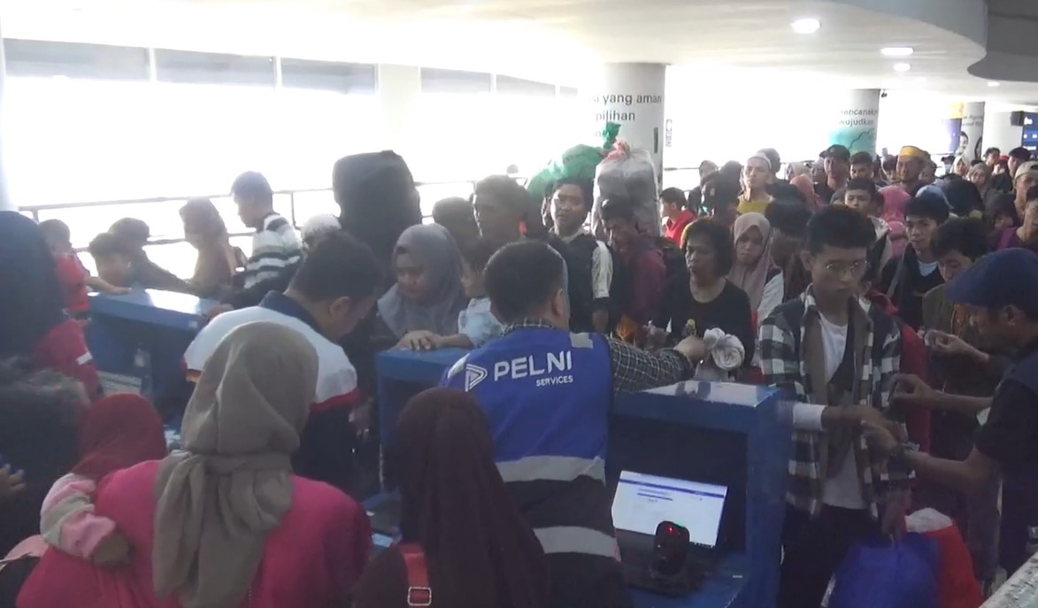 Ribuan Penumpang Antri di Pelabuhan Soekarno Hatta Makassar, Senin Pagi