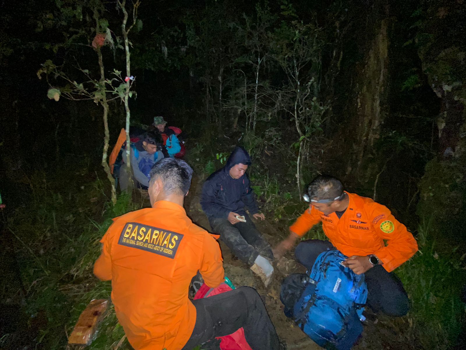 Tim Sar Evakuasi Medis Pendaki yang Terkilir di Gunung Lompobattang