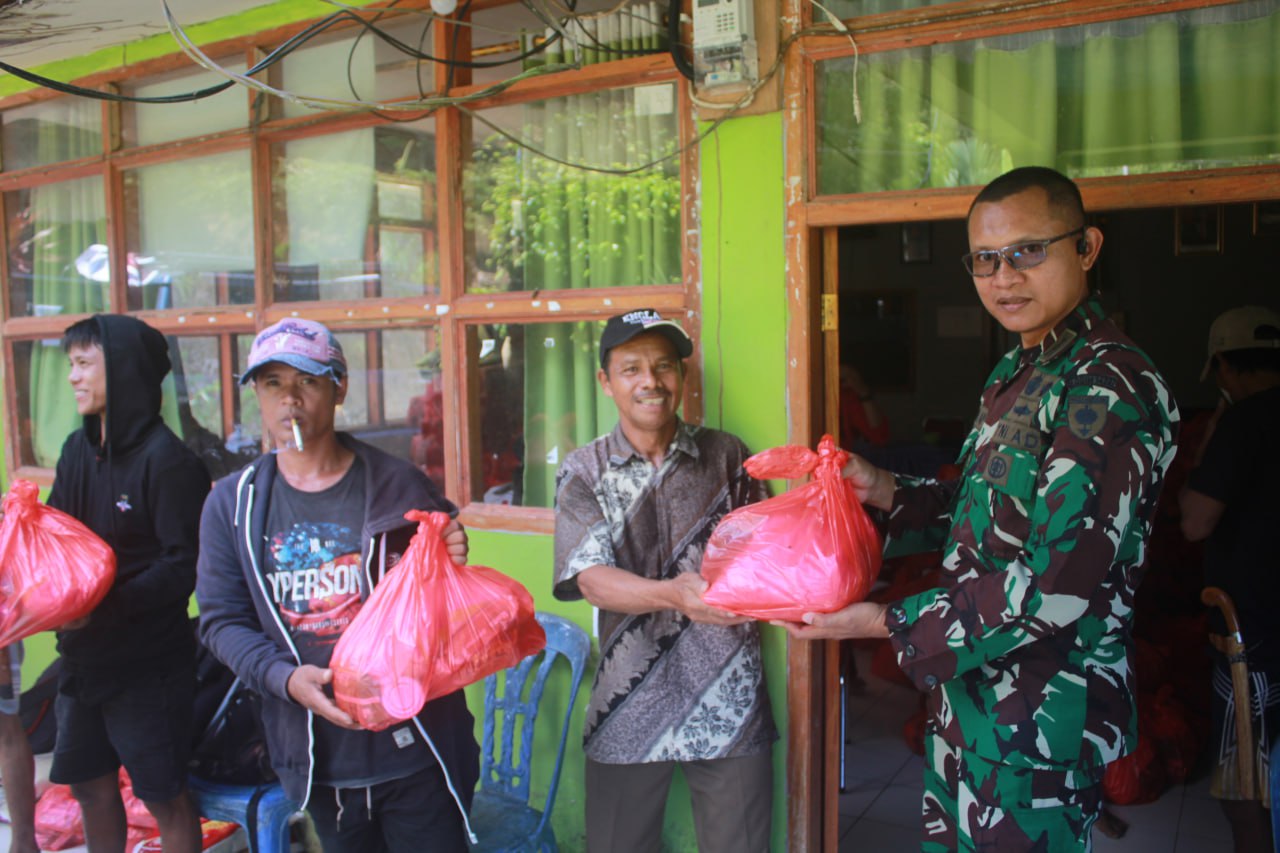 Dandim 1420 Sidrap-BPBD, PMI dan IOF Sidrap Distribusikan Bantuan ke Desa Leppangen