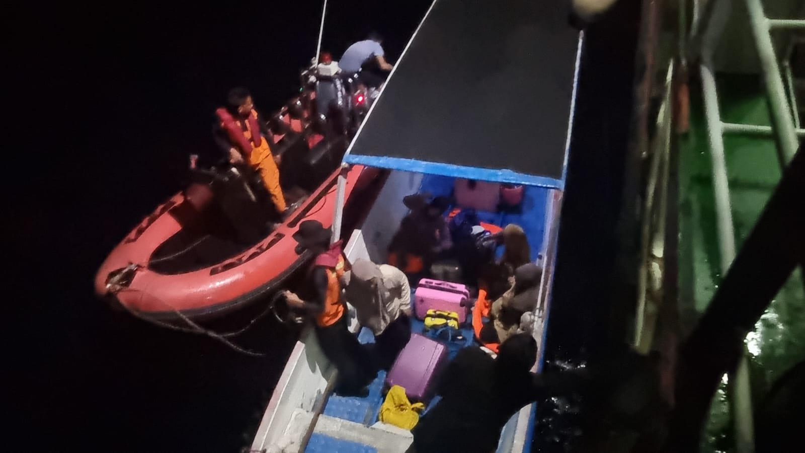 Gunakan KN Sar Kamajaya 104, Basarnas Berhasil Evakuasi Tiga POB Speedboat Free Dive yang Alami Mati Mesin