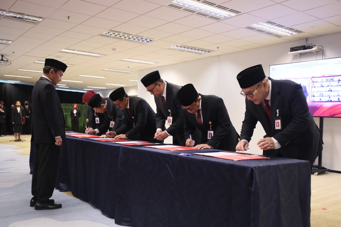 Perkuat Organisasi, OJK Lantik Pejabat Level Deputi Komisioner dan Kepala OJK Daerah