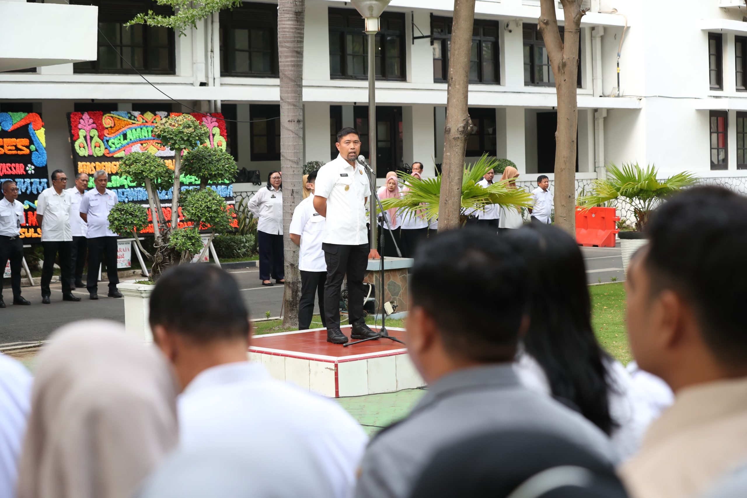 Hari Pertama Bertugas, Pjs Wali Kota Makassar Andi Arwin Azis Pimpin Apel Perdana