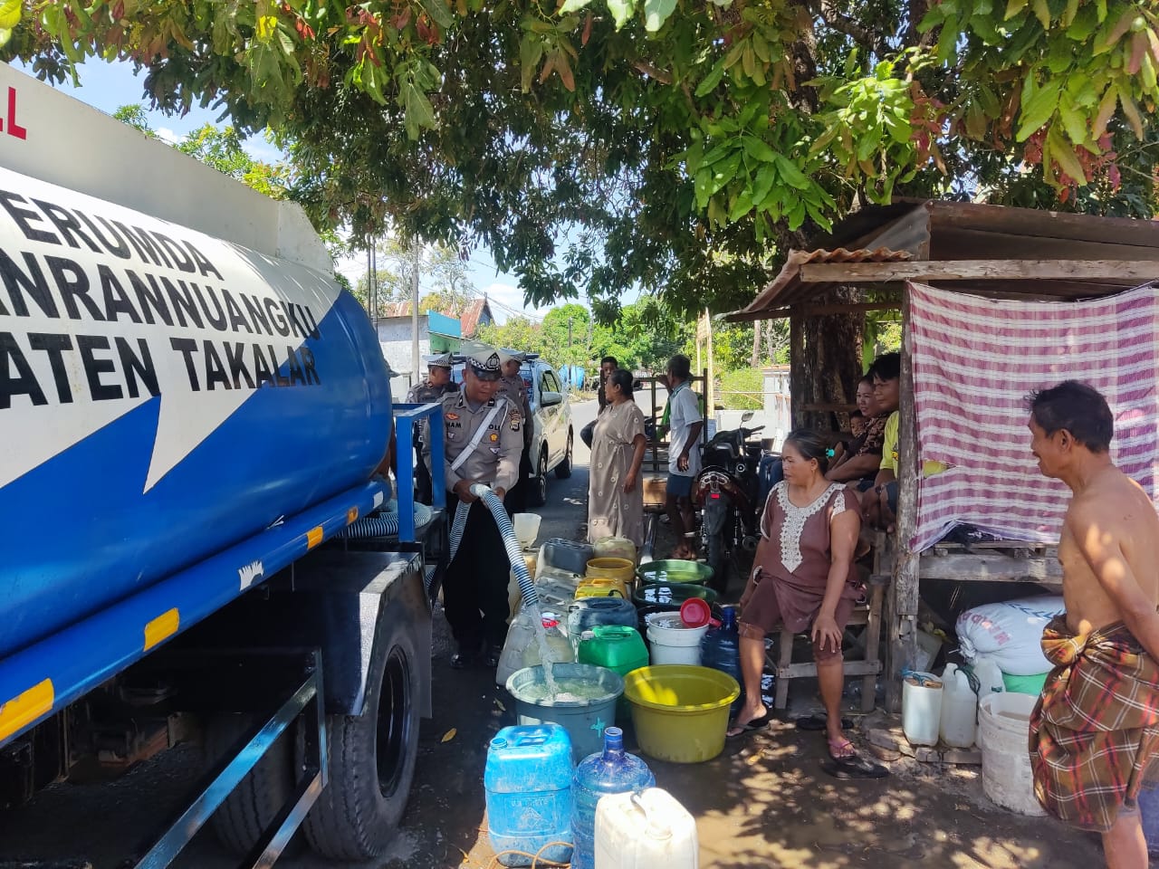 Satlantas Polres Takalar Salurkan Sembako dan Air Bersih di Tengah Kekeringan