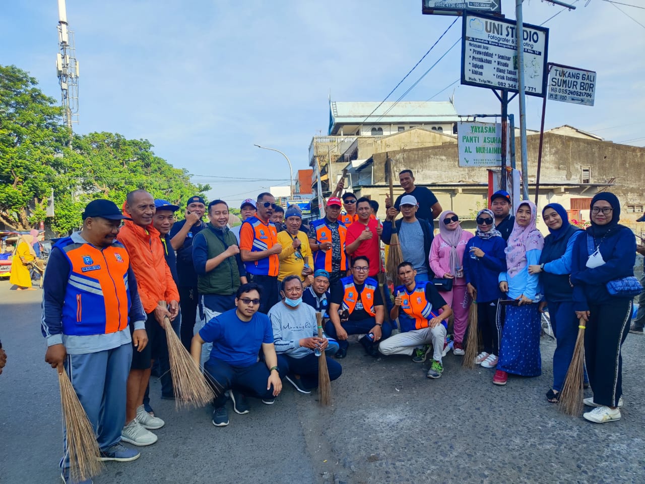 Perumda Parkir Makassar Lakukan Program Sabtu Bersih di Pasar Pa&#8217;baeng-baeng