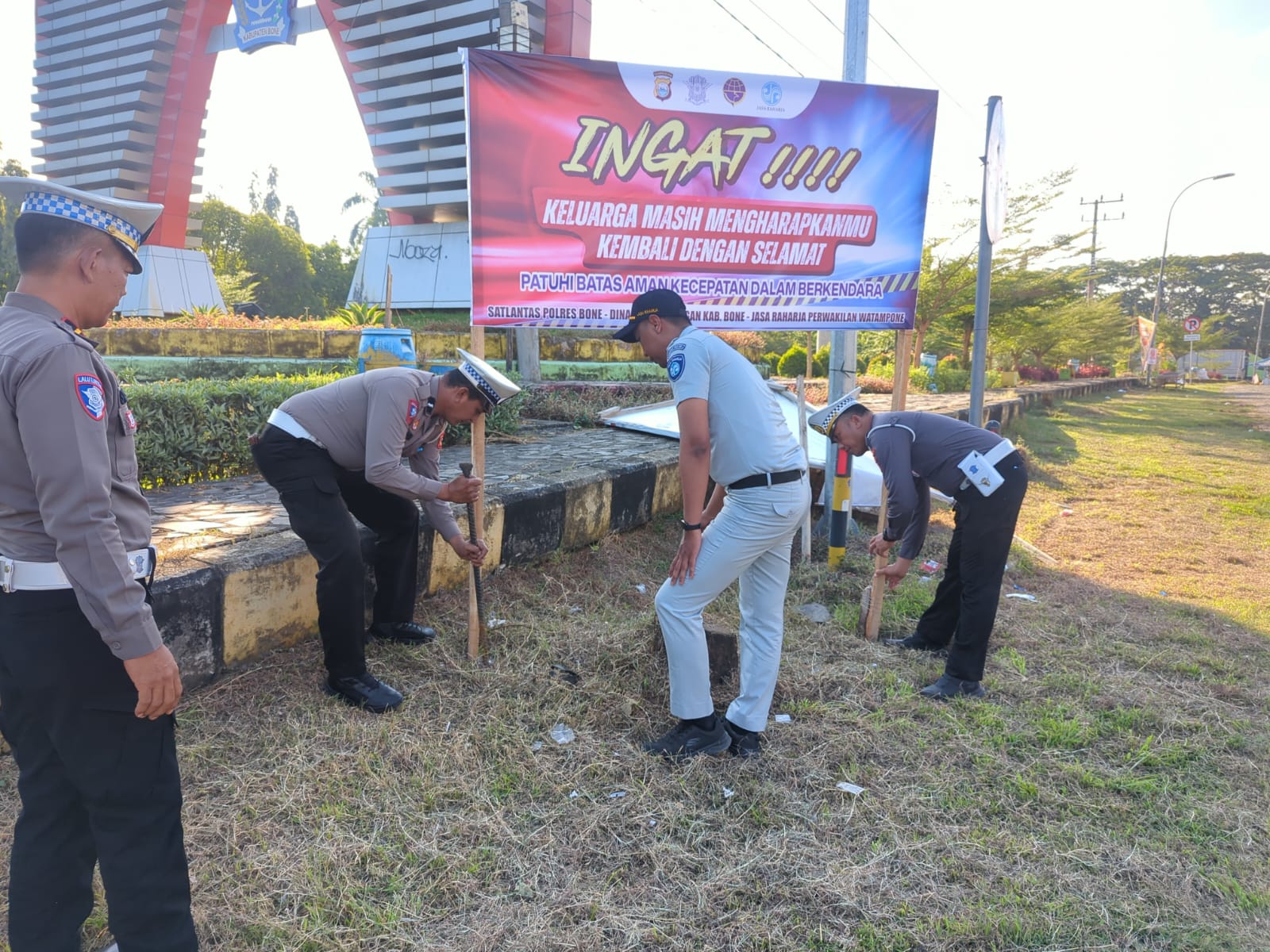 Operasi Zebra, Satlantas Polres Bone Pasang Spanduk Imbauan di Daerah Rawan Laka