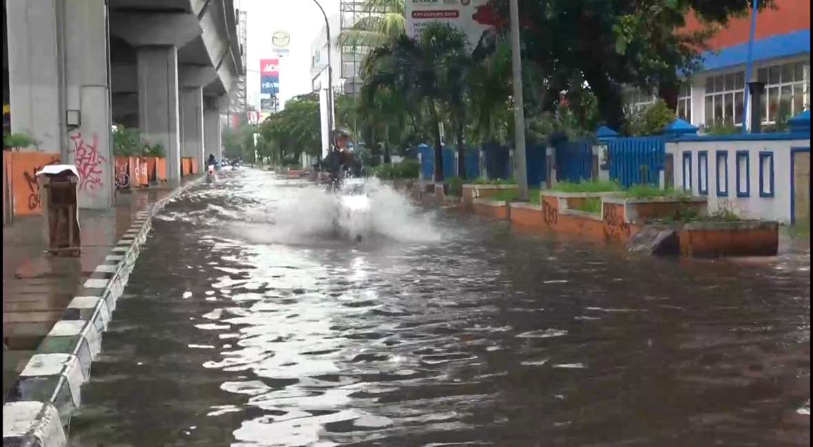 Hujan Deras Guyur Makassar, Sejumlah Jalan Tergenang dan Macet