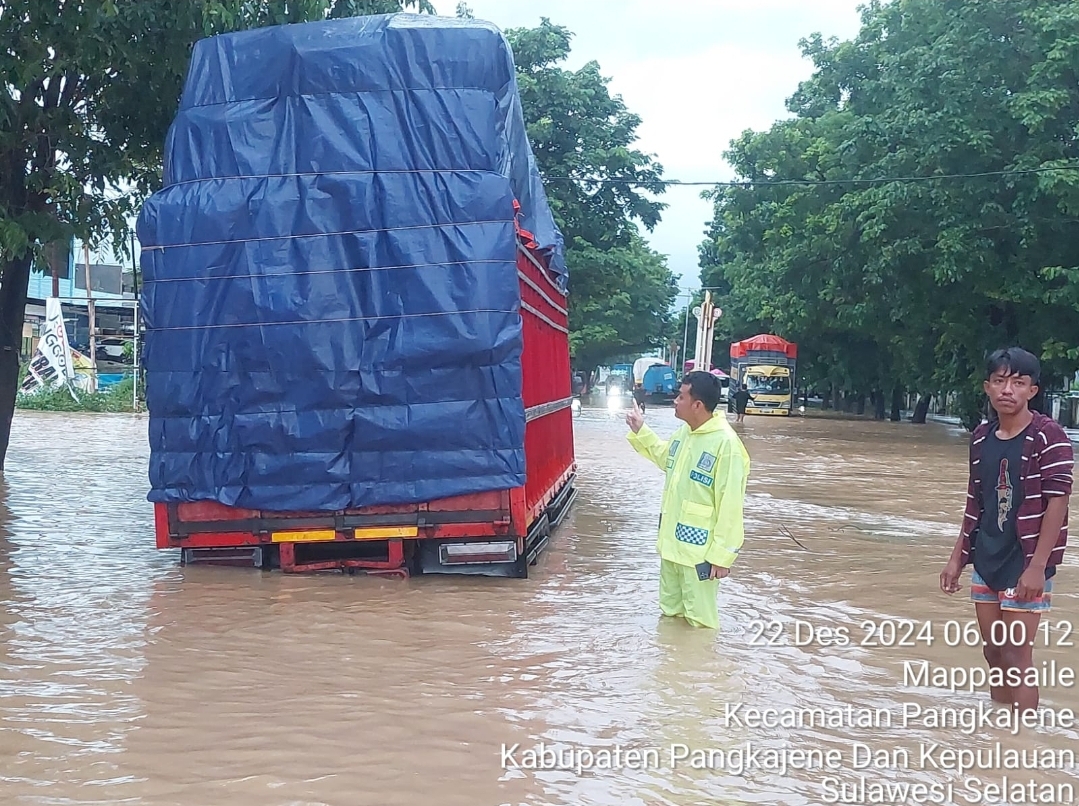 Banjir di Jalan Trans Sulawesi, Kasat Lantas Pangkep Terjun Atasi Kemacetan