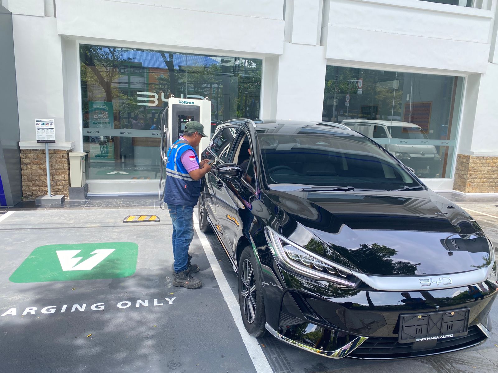 Haka Auto-Voltron Resmikan SPKLU DC Charging CCS 2 60 kW di Haka Karebosi Makassar