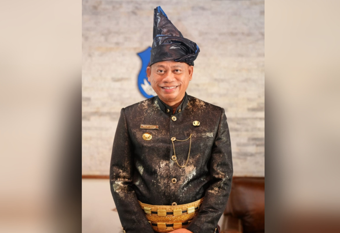 Pj Gubernur Sulsel Hadiri HUT Bulukumba ke-65, Kenakan Pakaian Adat Kajang sebagai Simbol Kesederhanaan