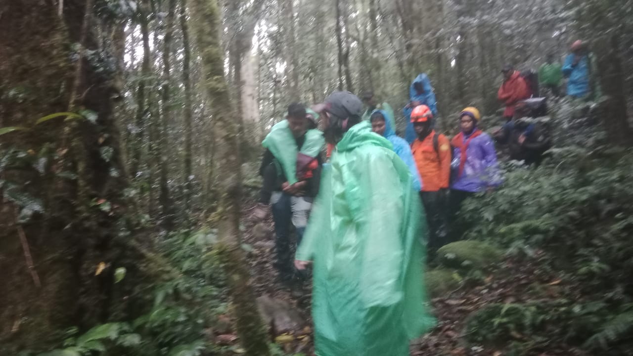 Terpisah dari Rombongan, Pendaki Bawakaraeng Dievakuasi dengan Selamat