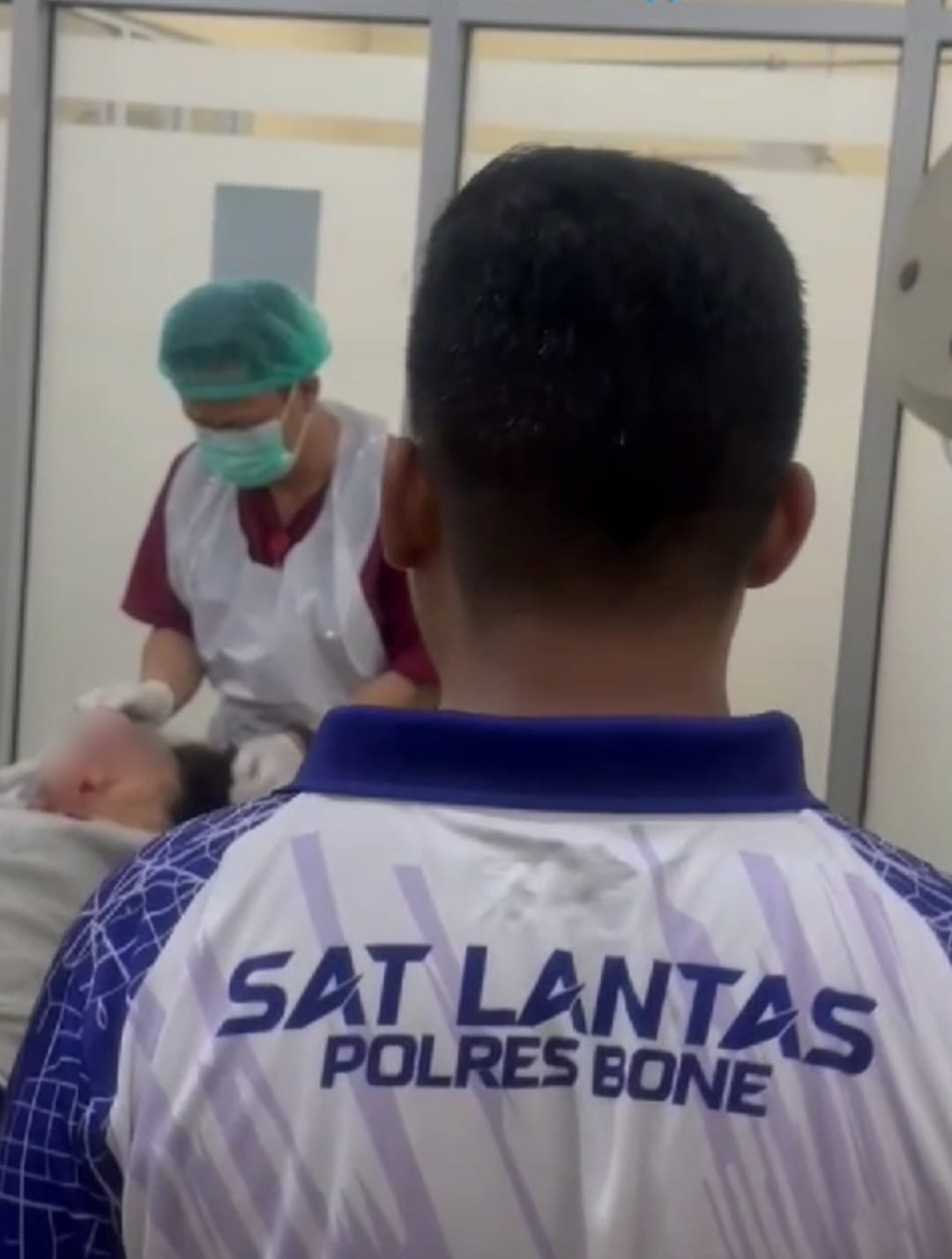 Satlantas Polres Bone Evakuasi Korban Kecelakaan Tunggal, Sigap Beri Pertolongan di Lokasi