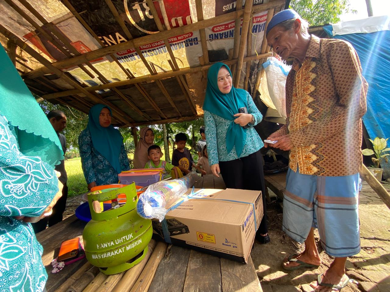 Ketua PKK Gowa Beri Bantuan ke Keluarga Miskin Ekstrem di Dua Desa