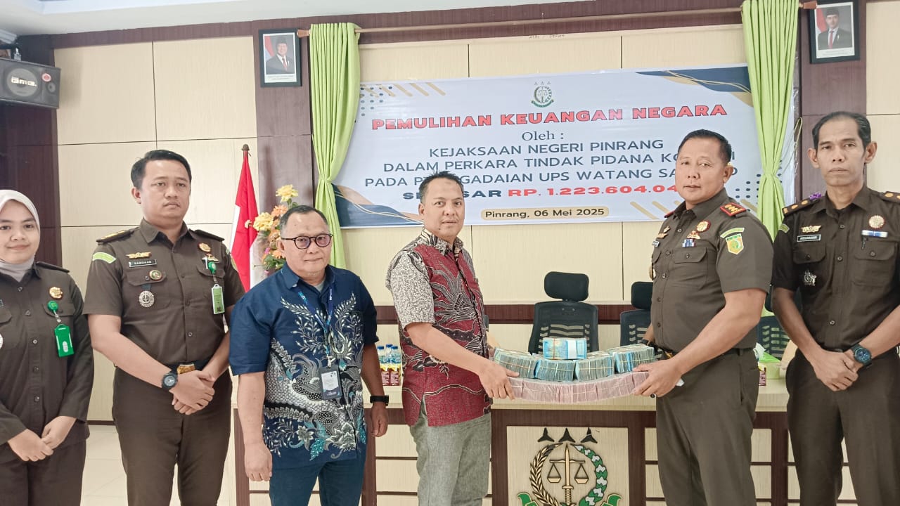 Kejari Pinrang Serahkan Uang Hasil Lelang Barang Rampasan Negara dalam Kasus Korupsi