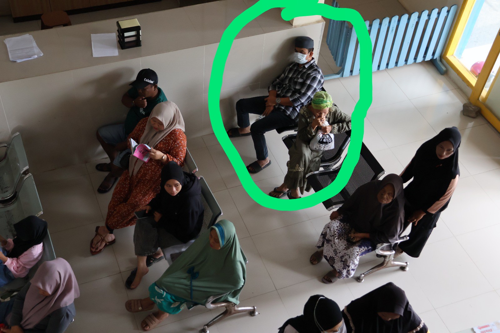 Sidak Puskesmas Mattombong, Wabup Pinrang Berbaur Bersama Masyarakat Ikut Antri Mendapatkan Pelayanan Kesehatan