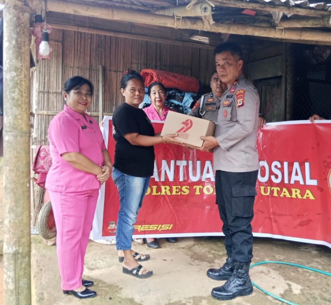 Maknai HUT Bhayangkara Ke 79, Polres Toraja Utara Gelar Bakti Sosial Salurkan Ratusan Paket Sembako Untuk Warga